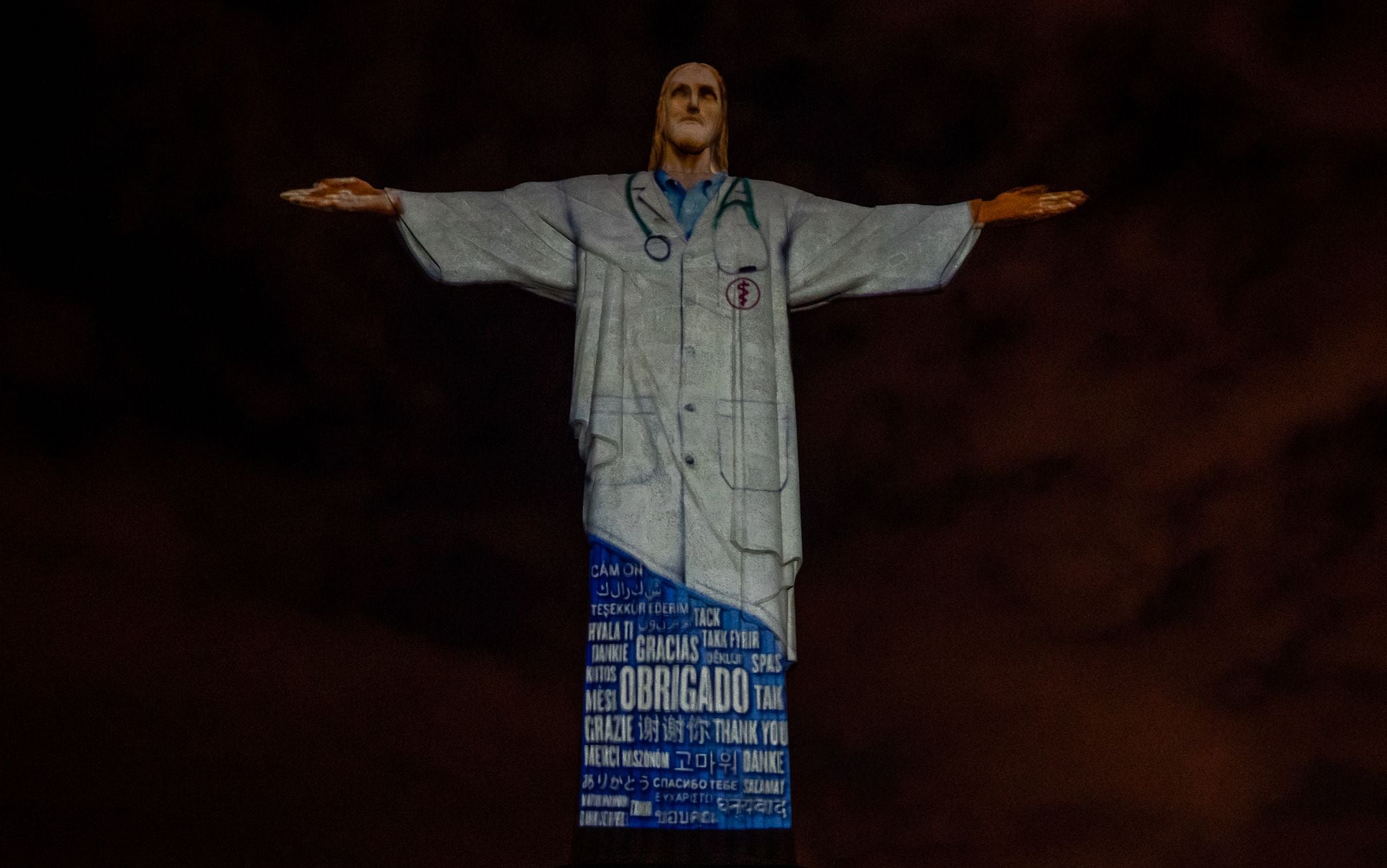 Coronavirus Cristo Redentore Di Rio Col Camice L Omaggio Del Brasile Ai Medici Le Foto Sky Sport