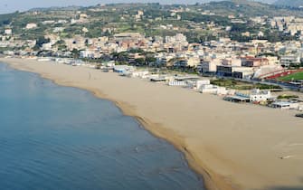 La spiaggia di Senapo (Gaeta) completamente deserta, 13 aprile 2020. ANSA/Renato Olimpio