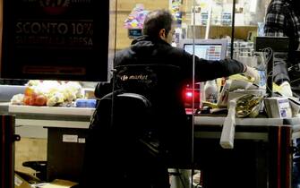 Il calciatore spagnoli di Napoli Fernando Llorente in un supermercato del quartoere Vomero dove, come altri giocatori del club e decine di altre persone, si e' recato nella tarda serata di ieri dopo l'annuncio del presidente del Consiglio dell'estensione delle limitazioni lombarde a tutta l'Italia, 10 marzo 2020
ANSA