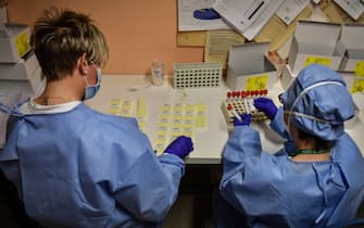 Personale sanitario del  laboratorio di microbiologia dell ospedale di Cremona effettuano prelievi ematici per i test sierologici per verificare la presenza degli anticorpi per  l emergenza epidemia coronavirus Covid-19. ANSA/MATTEO CORNER