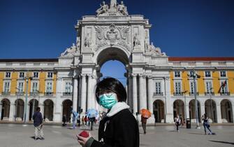 epa08294115 A tourist wears a protective face mask amid the ongoing pandemic of the COVID-19, at downtown Lisbon, Portugal, 14 March 2020. The number of COVID-19 infections throughout Portugal has risen to 169.  EPA/MARIO CRUZ
