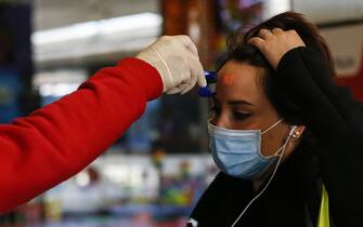 Foto Cecilia Fabiano/ LaPresse 
04 Maggio 2020 Roma (Italia)
Cronaca 
Emergenza Covid 19 , stazione Termini tornano i viaggiatori nel primo giorno di allentamento delle misure restrittive dopo il lockdown 
Nella Foto :  passeggeri in stazione - controllo della temperatura all\'ingresso
Photo Cecilia Fabiano/LaPresse
May 04, 2020 Rome (Italy) 
News
Covid 19 emergency , in Termini Station the travellers return in the very first day of easing of the restrictive measures after the lockdown
In the pic :measures a passenger\'s temperature