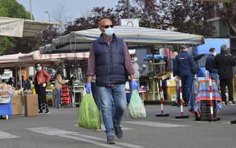 Il mercato rionale di via Val Maira nella prima giornata di riapertura dei mercati rionali allo scoperto con accessi contingentati a Milano,  7 Maggio 2020.ANSA/Andrea Fasani