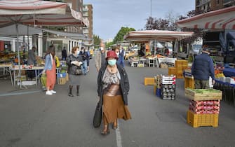 Il mercato rionale di via Val Maira nella prima giornata di riapertura dei mercati rionali allo scoperto con accessi contingentati a Milano,  7 Maggio 2020.
ANSA/Andrea Fasani
