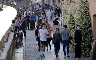 Milano, Fase 2 coronavirus, verso la normalita, prove di movida Milano, Fase 2 coronavirus, verso la normalita, prove di movida sul Naviglio Grande, gente sul naviglio (Maurizio Maule/Fotogramma, Milano - 2020-05-07) p.s. la foto e' utilizzabile nel rispetto del contesto in cui e' stata scattata, e senza intento diffamatorio del decoro delle persone rappresentate