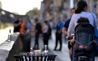 Milano, Fase 2 coronavirus, verso la normalita, prove di movida Milano, Fase 2 coronavirus, verso la normalita, prove di movida sul Naviglio Grande, gente sul naviglio (Maurizio Maule/Fotogramma, Milano - 2020-05-07) p.s. la foto e' utilizzabile nel rispetto del contesto in cui e' stata scattata, e senza intento diffamatorio del decoro delle persone rappresentate