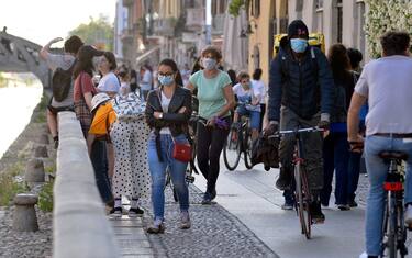 Milano, Fase 2 coronavirus, verso la normalita, prove di movida sul Naviglio Grande, gente sul naviglio (Maurizio Maule/Fotogramma, Milano - 2020-05-07) p.s. la foto e' utilizzabile nel rispetto del contesto in cui e' stata scattata, e senza intento diffamatorio del decoro delle persone rappresentate