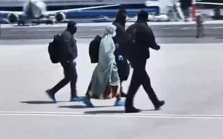 Silvia Romano scortata dagli uomini dell'intelligence a Ciampino silvia romano