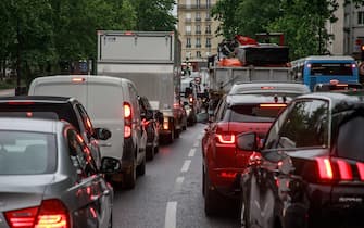 epa08414115 Cars stucked in a traffic jam, Paris, France 11 May 2020. France begins a gradual easing of lockdow measures and restrictions although the coronavirus Covid-19 epidemic remains active. In Paris, workers need an attestation from their employer to justify using public transports.  EPA/CHRISTOPHE PETIT TESSON