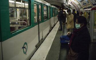 epa08413896 Commuters wearing face masks wait to enter in a subway train in Paris, France, 11 May 2020. France began a gradual easing of its lockdown measures and restrictions amid the COVID-19 pandemic.  EPA/JULIEN DE ROSA