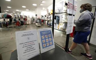 epa08414166 A signs displays mandatory safety measures at the entrance of a clothing store in a mall in Montpellier, France, 11 May 2020. France began a gradual easing of its lockdown measures and restrictions amid the COVID-19 pandemic.  EPA/GUILLAUME HORCAJUELO