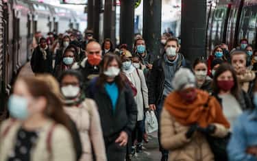 epa08414089 Commuters wearing face masks walk at the Saint Lazare railway station in Paris, France 11 May 2020. France begins a gradual easing of lockdow measures and restrictions although the coronavirus Covid-19 epidemic remains active. In Paris, workers need an attestation from their employer to justify using public transports.  EPA/CHRISTOPHE PETIT TESSON
