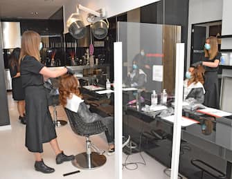 Una simulazione nel negozio di parrucchieria ed estetista in previsione di una ripartenza ad Ancona, 8 maggio 2020.
ANSA/Giunta Regione Marche EDITORIAL USE ONLY NO SALES