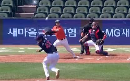 Lanciatore coreano colpito in testa. VIDEO