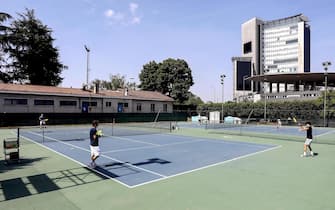 Ripartono gli allenamenti di tennis al centro sportivo XXV Aprile durante la fase 2 dell'emergenza Coronavirus a Milano, 8 maggio 2020.ANSA/Mourad Balti Touati