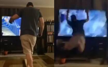 Realtà virtuale, papà si schianta contro tv. VIDEO
