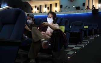 epa08425105 Cinemagoers wearing protective face masks seat inside a cinema in San Jose, Costa Rica, 15 May 2020, amid the coronavirus disease (COVID-19) pandemic.  EPA/JEFFREY ARGUEDAS
