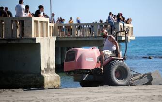 Foto Mauro Scrobogna /LaPresse
23-05-2020 Roma , Italia
Cronaca
Coronavirus, Ostia: assalto alla spiaggia nel primo sabato post quarantena
Nella foto: polizia durante i controlli anti assembramento sulla spiaggia di Ostia
Photo Mauro Scrobogna /LaPresse
May 23, 2020&#xa0; Rome, Italy
News
Coronavirus outbreak: phase 2, thousands of people have headed to beach on the first post-quarantine saturday
In the picture: police carry out anti-gathering checks on the beach of Ostia