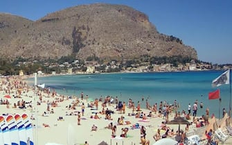 La spiaggia di Mondello, la più frequentata dai palermitani  affollata di bagnanti che prendono il sole, complice anche la bella giornata estiva a palermo, 23 maggio 2020.
ANSA/IGNAZIO MARCHESE