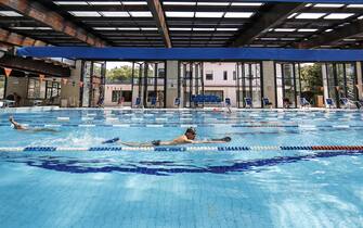 A person enjoys a swim  in the swimming  pool at the Due Ponti sports center who reopened today during the Phase Two of the coronavirus lockdown in Rome, Italy, 25 May 2020. ANSA/RICCARDO ANTIMIANI