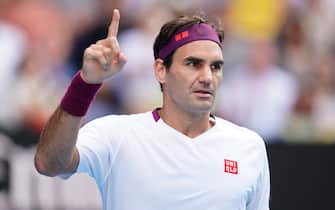 epa08171686 Roger Federer of Switzerland gestures during his fifth round match against Tennys Sandgren of the USA at the Australian Open tennis tournament at Melbourne Park in Melbourne, Australia, 28 January 2020.  EPA/DAVE HUNT AUSTRALIA AND NEW ZEALAND OUT  EDITORIAL USE ONLY