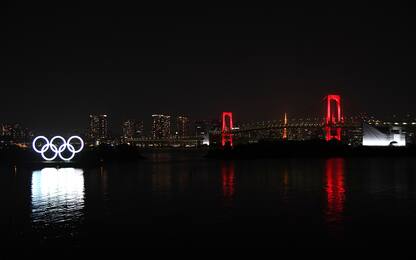 Tokyo s'illumina di rosso contro il Covid-19. FOTO
