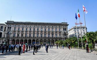 Milano, cerimonia dell&#x2019;alzabandiera in Piazza Duomo per l