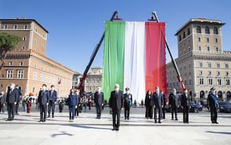 Festa della Repubblica, Sergio Mattarella rende omaggio al Milit