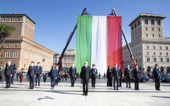 Festa della Repubblica, Sergio Mattarella rende omaggio al Milit