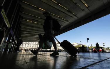 People at the Termini train station during the first day of reopening for travel between Regions, Rome, Italy, 3 June 2020. ANSA/RICCARDO ANTIMIANI