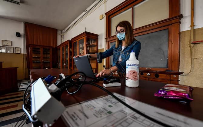 Maturità 2020 a Milano, il Liceo Parini si prepara all'esame: le foto ...