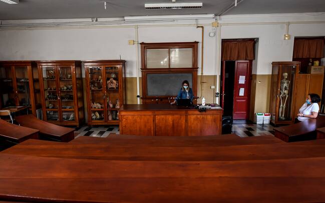 Maturità 2020 a Milano, il Liceo Parini si prepara all'esame: le foto ...