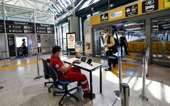 Foto Cecilia Fabiano/ LaPresse 
03 Giugno 2020 Roma  (Italia)
Cronaca 
Riapertura dei voli nazionali e Schengen  in Italia 
Nella Foto :  il controllo della temperatura ai passeggeri in transito 
Photo Cecilia Fabiano/LaPresse
June 03, 2020 Rome  (Italy) 
News
Reopening of national and Schengen flights 
In the Pic: temperature check to the passengers