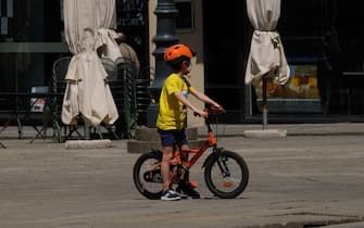 Brescia 1 giorno fase 2 durante il coronavirus A child on a bicycle at Loggia square on the first day of the Phase two during the coronavirus emergency in Brescia, northern Italy, 04 May 2020. The Italian government announced a gradual lifting of the lockdown restrictions that were implemented to stem the widespread of the Sars-Cov-2 coronavirus causing the Covid-19 disease. Fom 04 May on, the country’s population will be again allowed to move around their region, among others. More restrictions are set to be lifted on 18 May and 01 June 2020.
ANSA/ FILIPPO VENEZIA