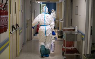 A member of medical staff wearing a personal protective equipment (PPE) walks in the Intensive Care Unit (ICU) for the novel coronavirus, COVID-19 cases, in the San Filippo Neri hospital in Rome, on October 30, 2020. - Italy's Prime Minister Giuseppe Conte tightened nationwide coronavirus restrictions after the country registered a record number of new cases, despite opposition from regional heads and street protests over curfews. ANSA/MASSIMO PERCOSSI