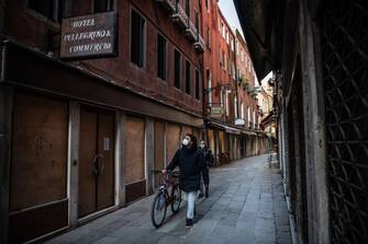 VENICE, ITALY - DECEMBER 18: Normally busy streets, where many shops and hotels are closed, are quiet on December 18, 2020 in Venice, Italy. Like many of its neighboring countries, Italy saw a surge in COVID-19 cases in recent months that further dampened the outlook for its tourism sector. (Photo by Laurel Chor/Getty Images)