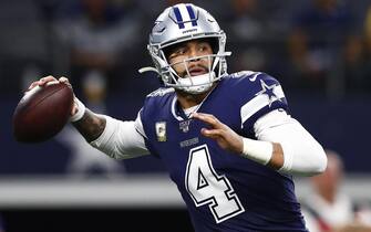 epa07987256 Dallas Cowboys quarterback Dak Prescott passes the ball against the Minnesota Vikings in the first half of a game at AT&T Stadium in Arlington, Texas, USA, 10 November 2019.  EPA/LARRY W. SMITH