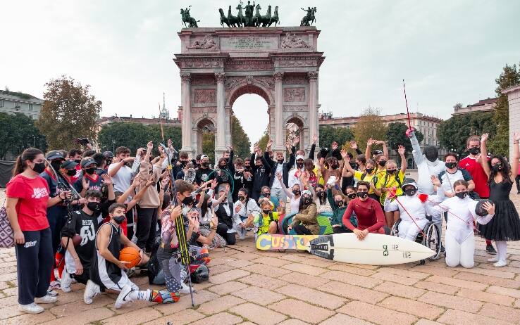 Il flashmob presso l'Arco della Pace di Milano con 70 sportivi di 50 sport diversi
