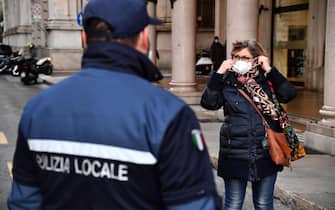 Police forces and volunteers control the application of the municipal ordinance, which makes mandatory the use of masks even outdoors in the center of Genoa, Italy, 3 Decembre 2021. The measure was taken as a precaution due to the increase in Covid-19 cases. ANSA/LUCA ZENNARO
