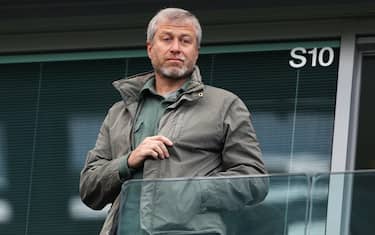 LONDON, ENGLAND - APRIL 16: Chelsea owner Roman Abramovich looks on from the stands during the Barclays Premier League match between Chelsea and Manchester City at Stamford Bridge on April 16, 2016 in London, England.  (Photo by Paul Gilham/Getty Images)