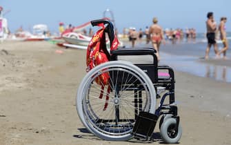 La carrozzina di una persona disabile sulla spiaggia (Rimini - 2022-07-13, Roberto Brancolini) p.s. la foto e' utilizzabile nel rispetto del contesto in cui e' stata scattata, e senza intento diffamatorio del decoro delle persone rappresentate