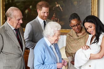 epa07556141 A handout photo made available by Buckingham Palace shows Britain's Prince Harry, the Duke of Sussex (2-L) and Meghan, the Duchess of Sussex (R) joined by her mother, Doria Ragland (2-R), as they show their newborn son, named as Archie Harrison Mountbatten-Windsor, to Queen Elizabeth II (C) and Prince Philip, Duke of Edinburgh (L) at Windsor Castle, in Windsor, Britain, 08 May 2019.

MANDATORY CREDIT: Chris Allerton - copyright SussexRoyal NEWS EDITORIAL USE ONLY. NO COMMERCIAL USE. NO MERCHANDISING, ADVERTISING, SOUVENIRS, MEMORABILIA or COLOURABLY SIMILAR. NOT FOR USE AFTER FRIDAY JUNE 7, 2019, WITHOUT PRIOR WRITTEN PERMISSION FROM ROYAL COMMUNICATIONS AT BUCKINGHAM PALACE. This photograph is provided to you strictly on condition that you will make no charge for the supply, release or publication of it and that these conditions and restrictions will apply (and that you will pass these on) to any organisation to whom you supply it. There shall be no commercial use whatsoever of the photographs (including by way of example only) any use in merchandising, advertising or any other non-news editorial use. The photograph must not be digitally enhanced, manipulated or modified in any manner or form and must include all of the individuals in the photograph when published. All other requests for use should be directed to the Buckingham Palace Press Office in writing. Photo credit should read: Chris Allerton/copyright SussexRoyal  EPA/Chris Allerton / copyright SussexRoyal / HANDOUT  HANDOUT EDITORIAL USE ONLY/NO SALES