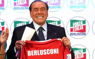 Il presidente di Forza Italia, Silvio Berlusconi, mostra la maglia del Monza a margine del suo intervento all'iniziativa organizzata da Mariastella Gelmini (S) "IdeeItalia", Milano, 05 ottobre 2018.
ANSA/MATTEO BAZZI