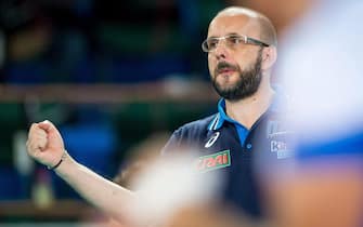 epa04400987 Italy's head coach Mauro Berruto reacts during the second round group E match between Argentina and the USA of the FIVB Volleyball Men's World Championship Poland 2014 at the Luczniczka Hall in Bydgoszcz, Poland, 14 September 2014. The Championship will be held in Poland from 30 August to 21 September.  EPA/TYTUS ZMIJEWSKI POLAND OUT