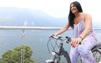 L'assessore al Turismo della Regione Lombardia, Lara Magoni, nel corso dell'inaugurazione della nuova pista ciclopedonale a Limone sul Garda, nel Bresciano, 14 luglio 2018.
ANSA/FILIPPO VENEZIA
