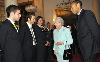 15-02-2007 Londra
Esteri
La Regina Elisabetta II incontra la squadra di calcio dell'Arsenal a Buckingham Palace
Nella foto: La Regina Elisabetta II con Justin Hoyte, Theo Walcott, Freddie Ljungberg e il capitano Thierry Henry 

No Uk Rights Until 15/03/07
Picture must be credited ©Alpha
064924 15/02/07
Britain's Queen Elizabeth II meets Arsenal football team members Francesc Fabregas, Mathieu Flamini, Tomas Rosicky, Justin Hoyte, Theo Walcott, Freddie Ljungberg and captain Thierry Henry at Buckingham Palace. The Queen finally met the team for tea today - four months after she was forced to take time out due to injury. The 80-year-old monarch cancelled a trip to see the club's new Emirates Stadium in October after suffering from a bad back.