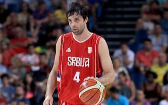 RIO DE JANEIRO, BRAZIL - AUGUST 17:  Milos Teodosic #4 of Serbia sets up the offesnse during  quarterfinal match against Croatia on August 17, 2016 in Rio de Janeiro, Brazil.  (Photo by Getty Images/Getty Images)