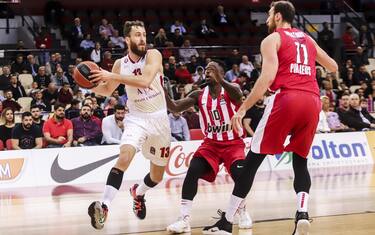 Milano dura un tempo, l'Olympiacos vince 91-70