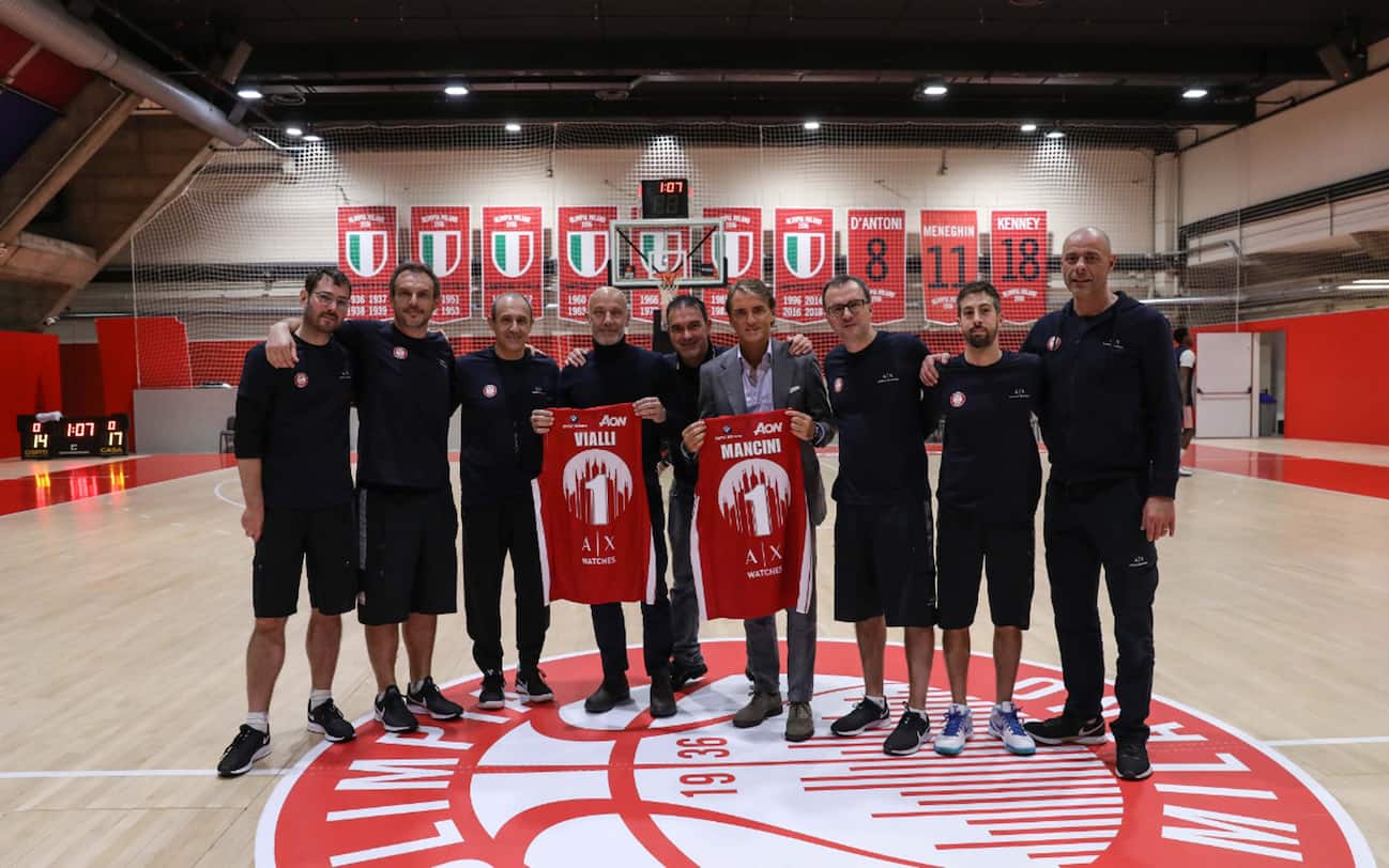 Roberto Mancini e Gianluca Vialli in visita all'Olimpia ...