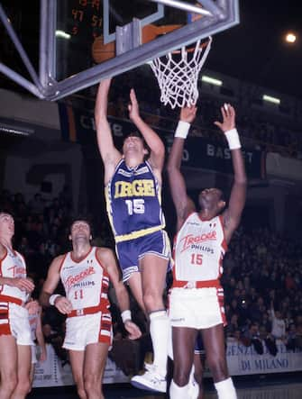 Foto Archivio Storico LaPresse20-12-1987 Desio, ItaliasportbasketIrge Desio vs Tracer Olimpia MilanoNella foto: Dino Meneghin, Bob Mc Adoo